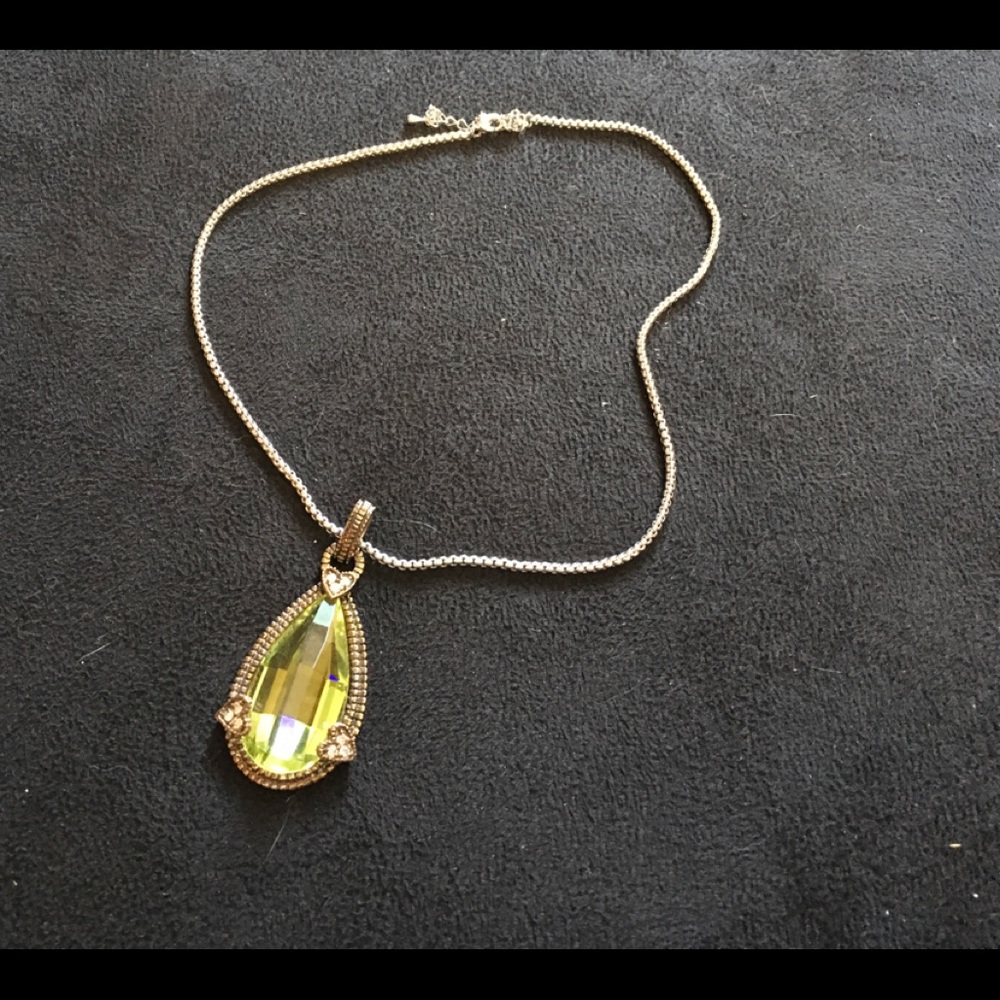 Park Lane necklace. Tear drop, green/silver